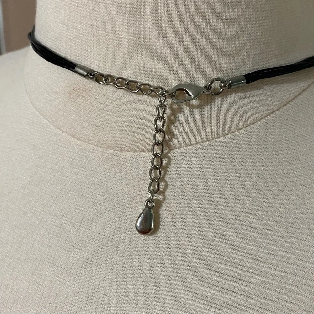 Black & Silver Arrow Necklace - Picture 4 of 4